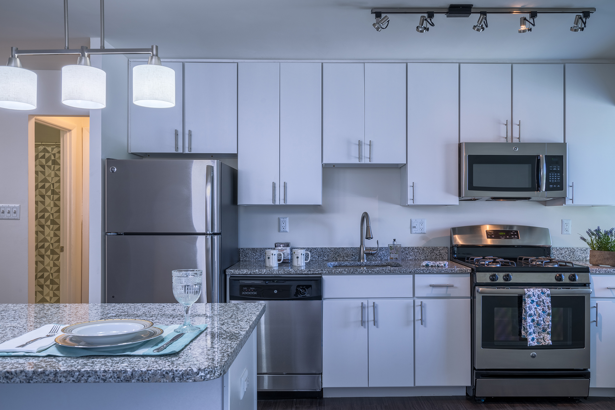 Hillwood Premium Renovated Apartment with Kitchen Island and Stainless Steel Appliances Hillwood Premium Renovated Apartment with Kitchen Island and Stainless Steel Appliances